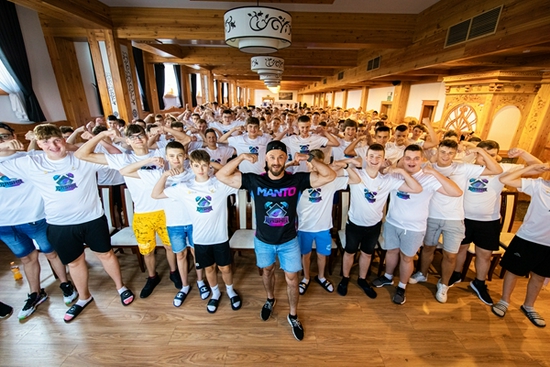 中国AI技术竞争加剧DeepSeek与Kimi发布新型大模型